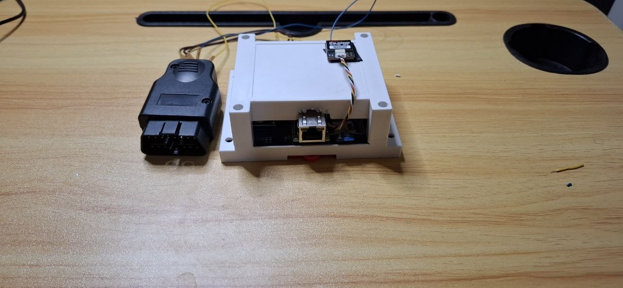 Modul FleetCore-C3 tampak samping dengan port Ethernet