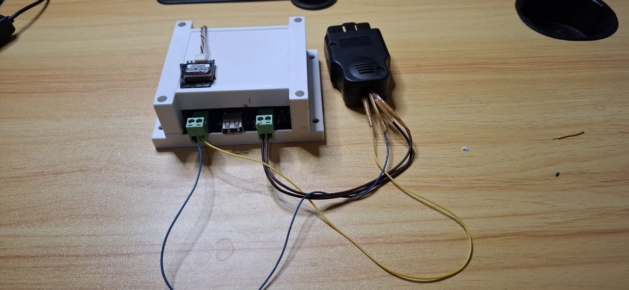 Modul FleetCore-C3 terhubung dengan konektor OBD-II